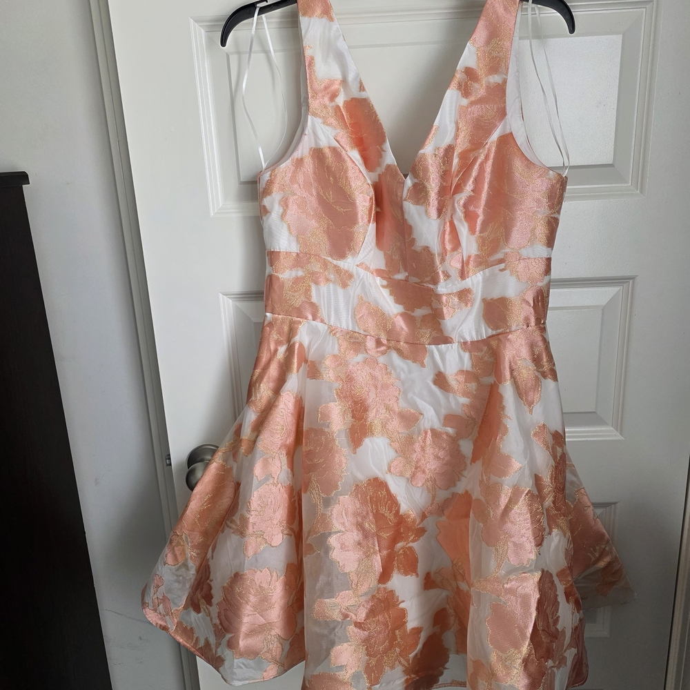 Nicole Miller Peach and White Floral Mini Dress Runs Small Will Fit Size 8